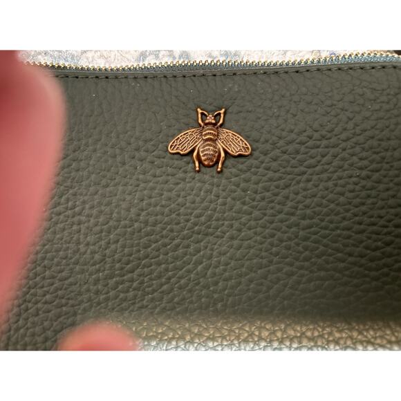 New Hunter Green Leather Zip Wristlet Wallet Bumble Bee on Front - Picture 3 of 8